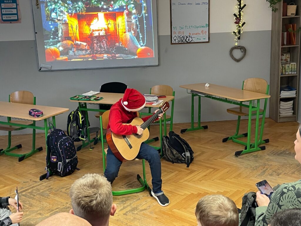 Vianočný dom pomáha deťom - ZŠ Narnia, Banská Bystrica
