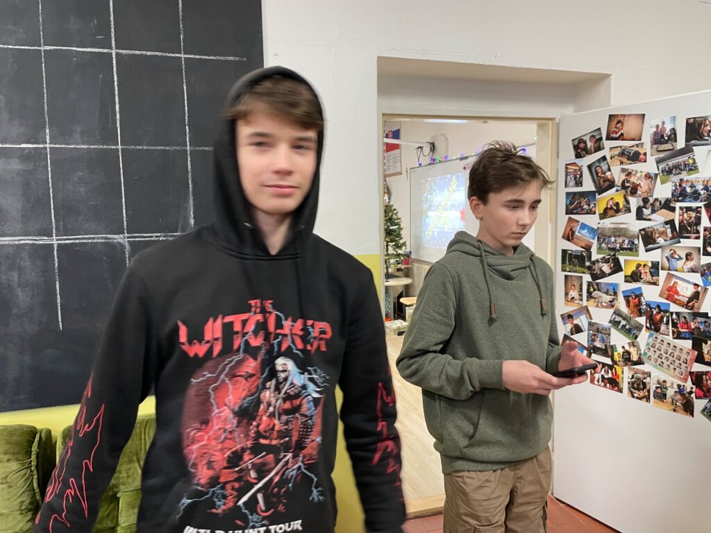 Vianočný dom pomáha deťom - ZŠ Narnia, Banská Bystrica