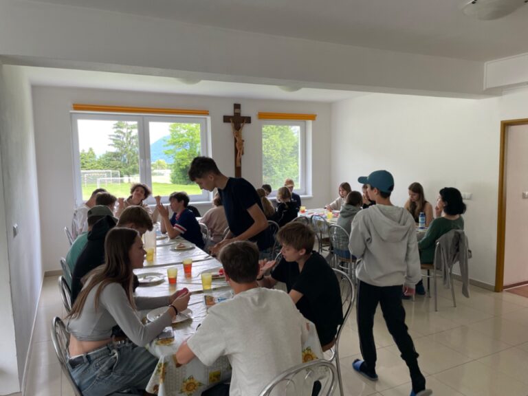 Mediálny klan sa vzdelával, hodnotil a plánoval - ZŠ Narnia, Banská Bystrica