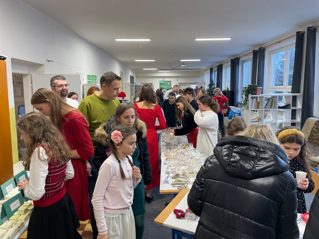 Vianočný dom pomáha deťom - ZŠ Narnia, Banská Bystrica