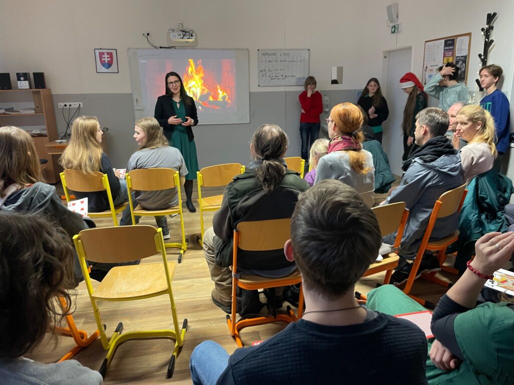 Vianočný dom pomáha deťom - ZŠ Narnia, Banská Bystrica