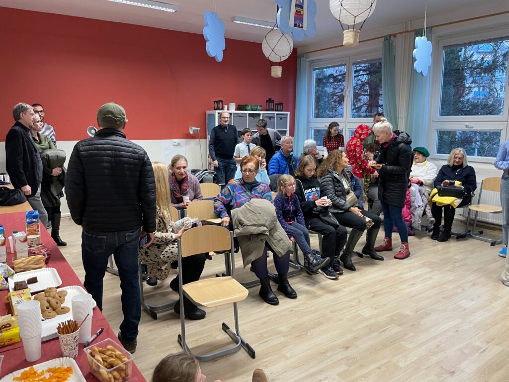 Vianočný dom pomáha deťom - ZŠ Narnia, Banská Bystrica