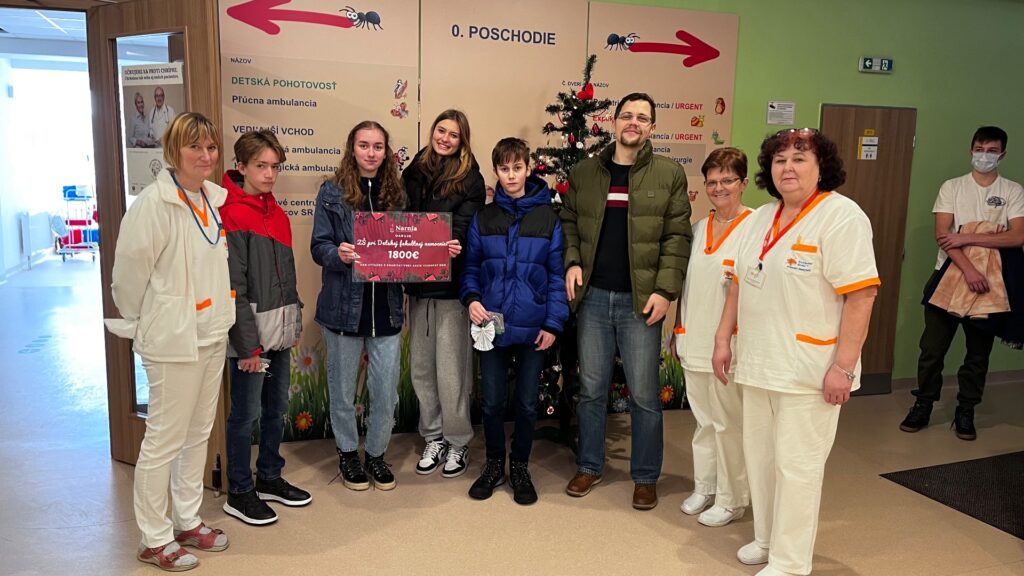 Vianočný dom pomáha deťom - ZŠ Narnia, Banská Bystrica