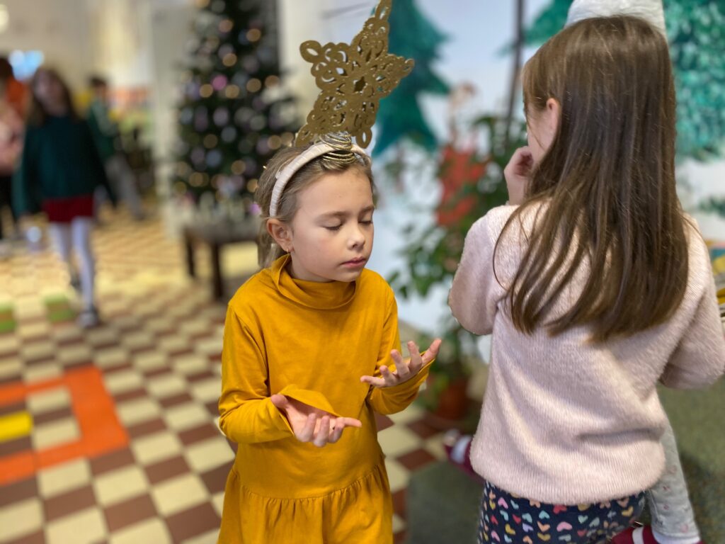 Vianočný dom pomáha deťom - ZŠ Narnia, Banská Bystrica