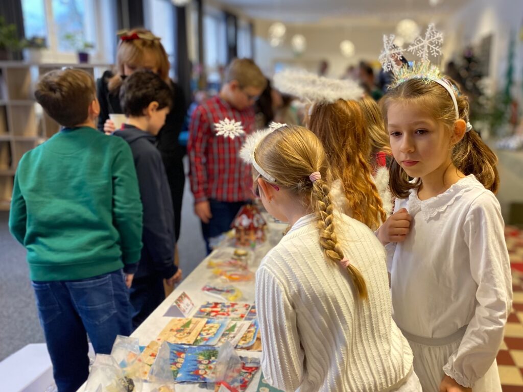 Vianočný dom pomáha deťom - ZŠ Narnia, Banská Bystrica