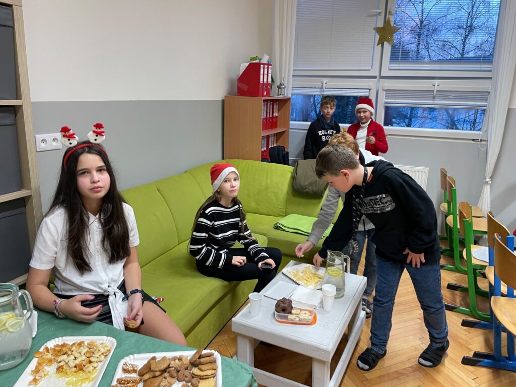 Vianočný dom pomáha deťom - ZŠ Narnia, Banská Bystrica