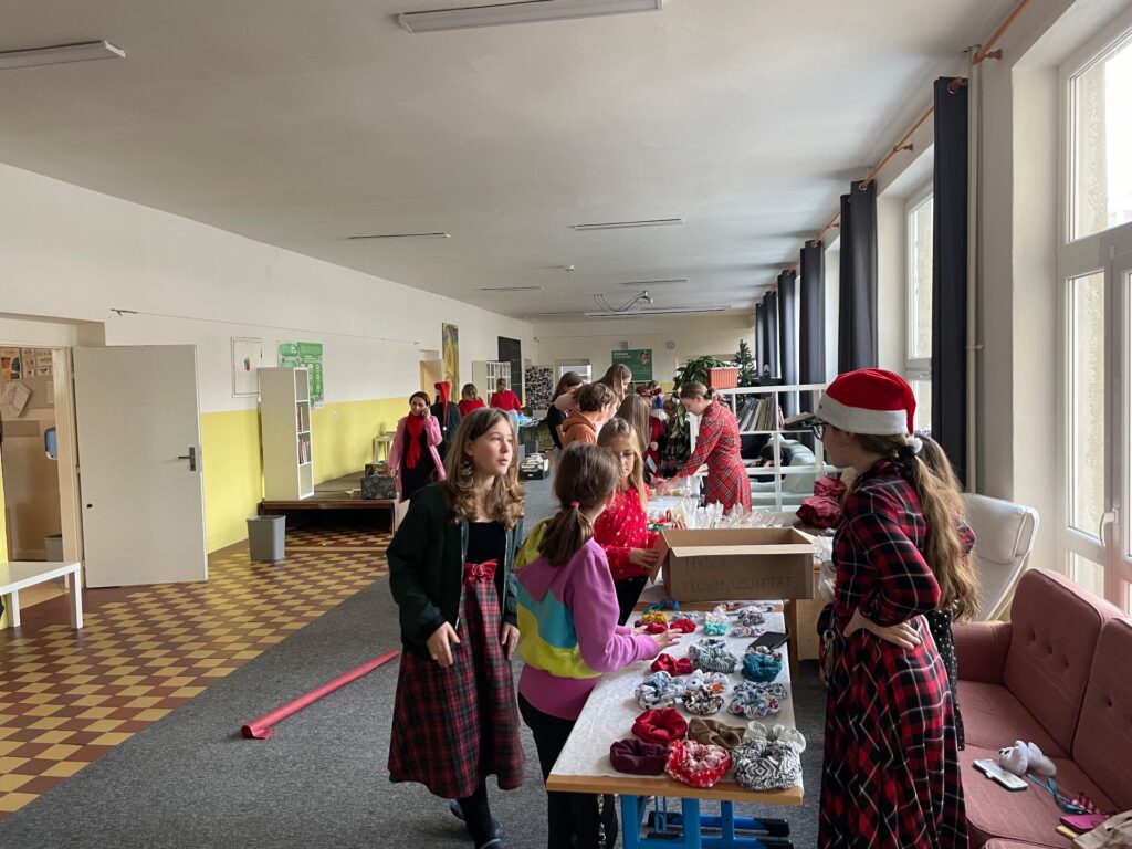 Vianočný dom pomáha deťom - ZŠ Narnia, Banská Bystrica