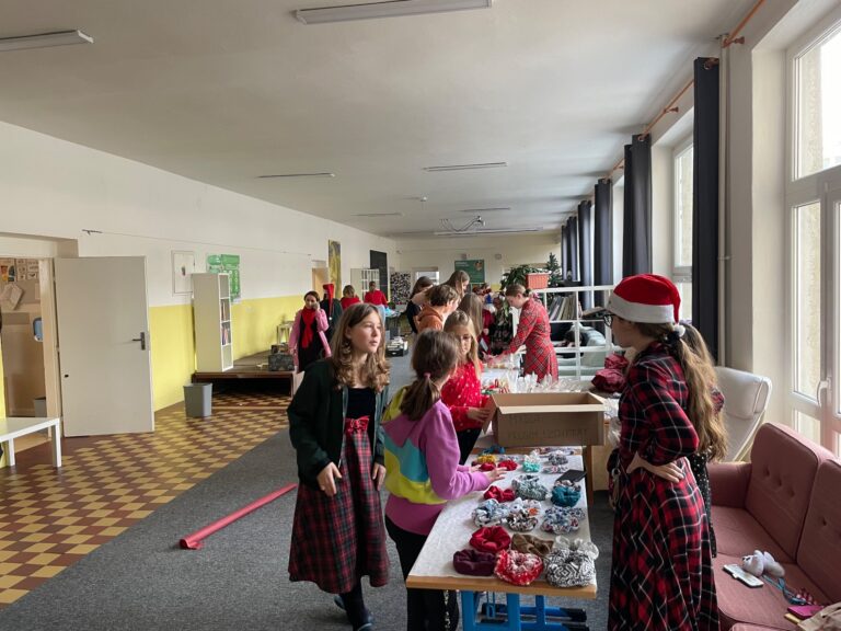 Vianočný dom pomáha deťom - ZŠ Narnia, Banská Bystrica