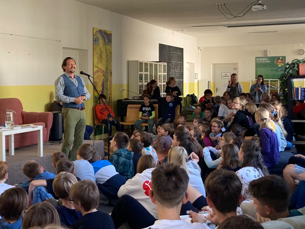 Navštívil nás uznávaný herec - ZŠ Narnia, Banská Bystrica