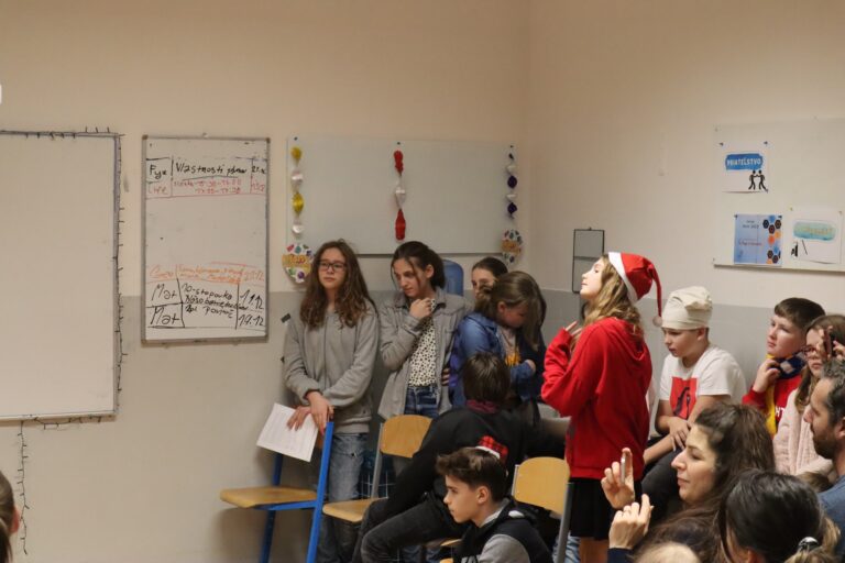 Vianočný dom 2022 - ZŠ Narnia, Banská Bystrica