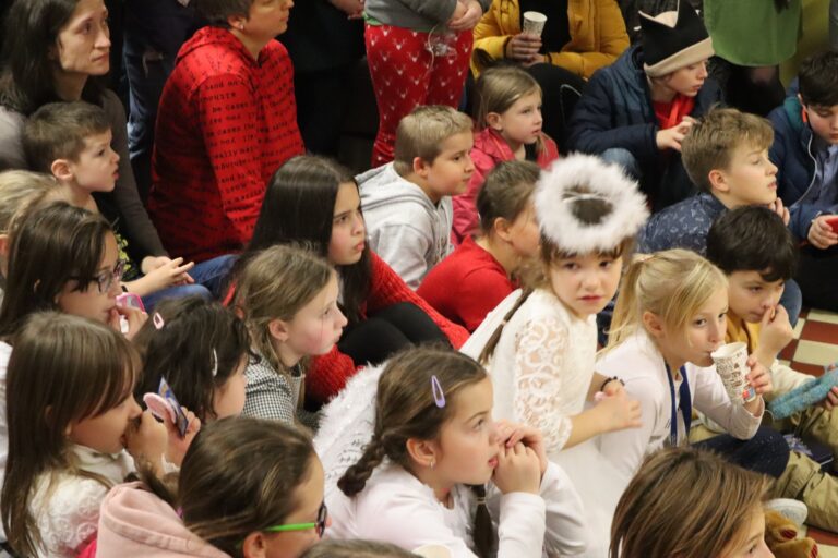 Vianočný dom 2022 - ZŠ Narnia, Banská Bystrica
