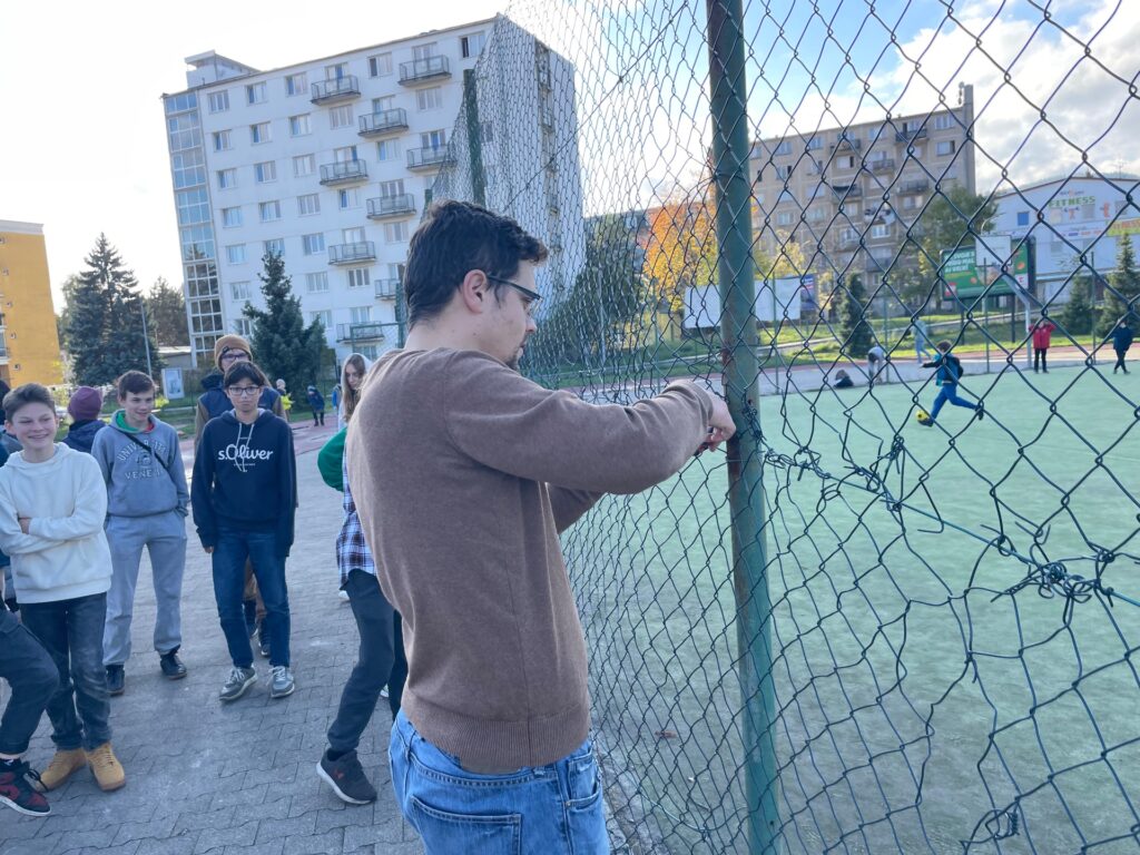 Spolu s firmou ZAaRES vymeníme plot na ihrisku - ZŠ Narnia, Banská Bystrica
