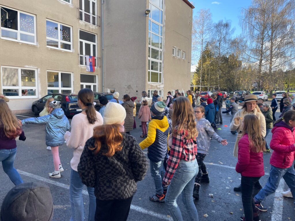 Preniesli sme sa do 17. novembra 1989 - ZŠ Narnia, Banská Bystrica