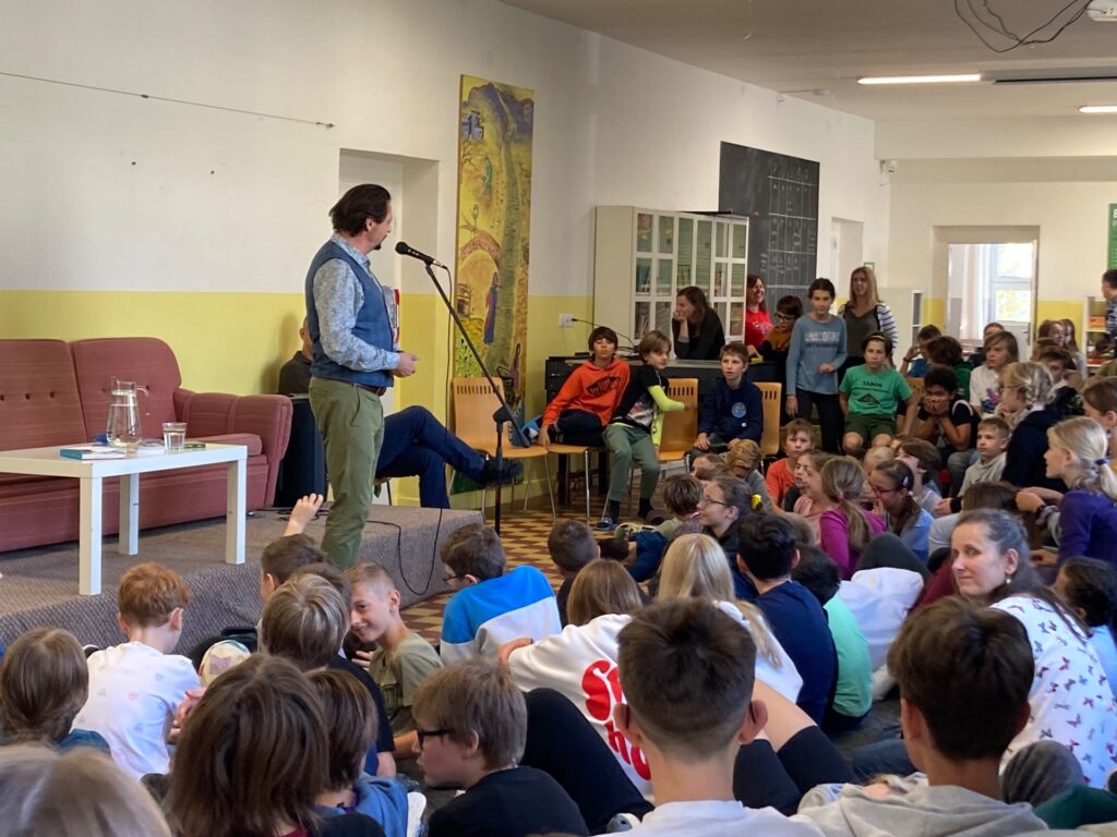 Navštívil nás uznávaný herec - ZŠ Narnia, Banská Bystrica