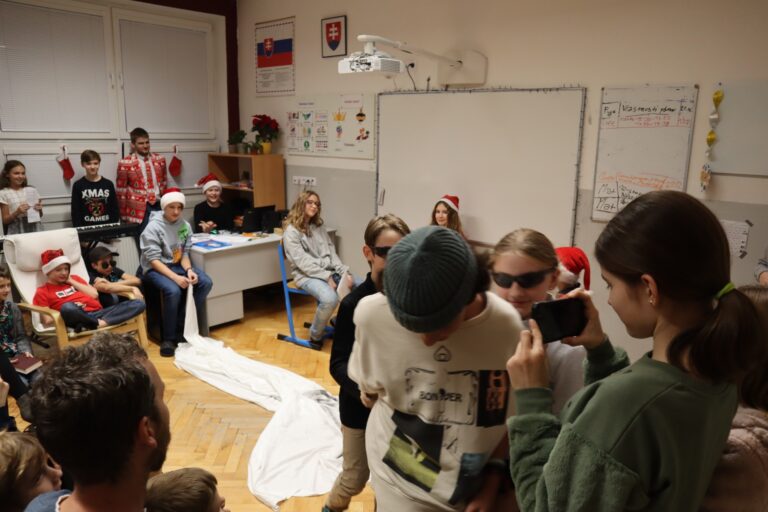 Vianočný dom 2022 - ZŠ Narnia, Banská Bystrica