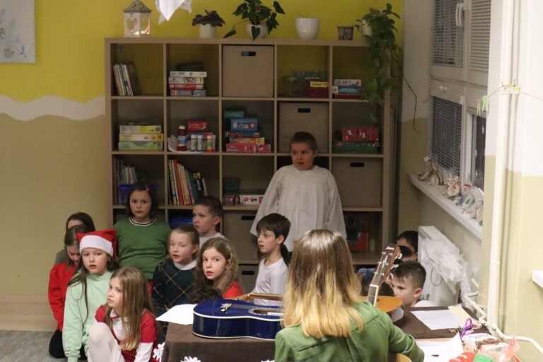 Vianočný dom 2022 - ZŠ Narnia, Banská Bystrica