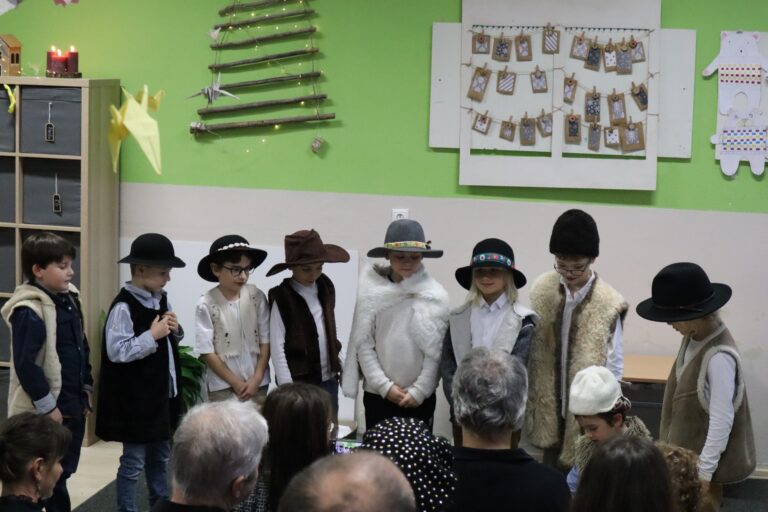 Vianočný dom 2022 - ZŠ Narnia, Banská Bystrica