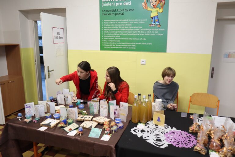 Vianočný dom 2022 - ZŠ Narnia, Banská Bystrica