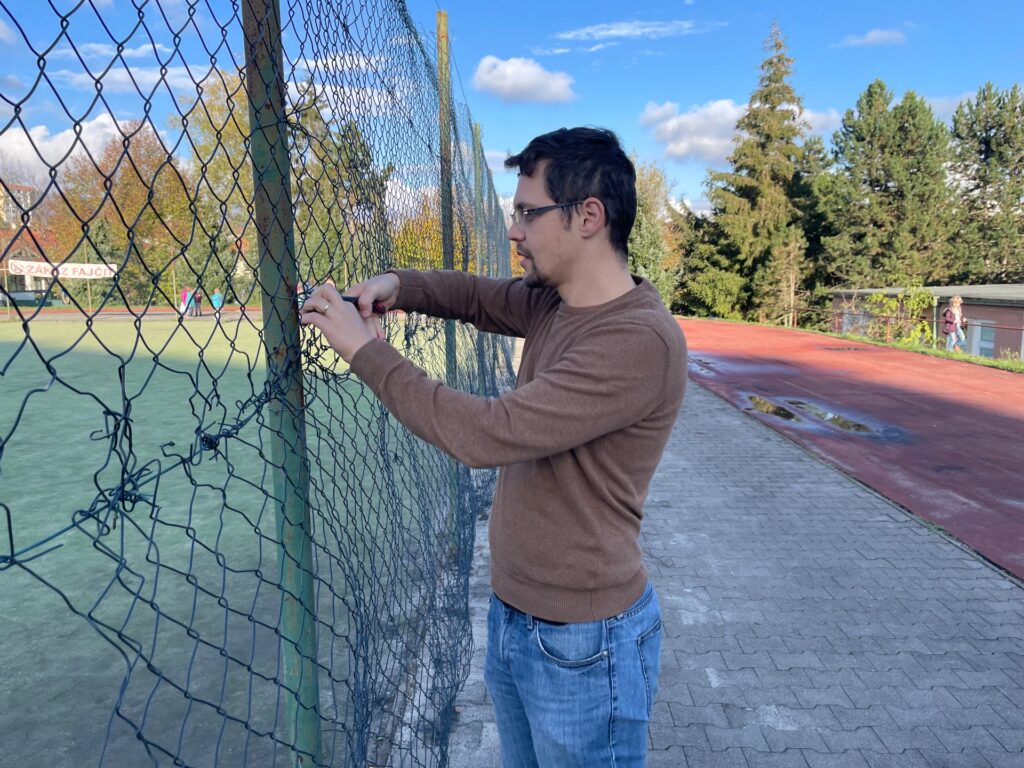 Spolu s firmou ZAaRES vymeníme plot na ihrisku - ZŠ Narnia, Banská Bystrica