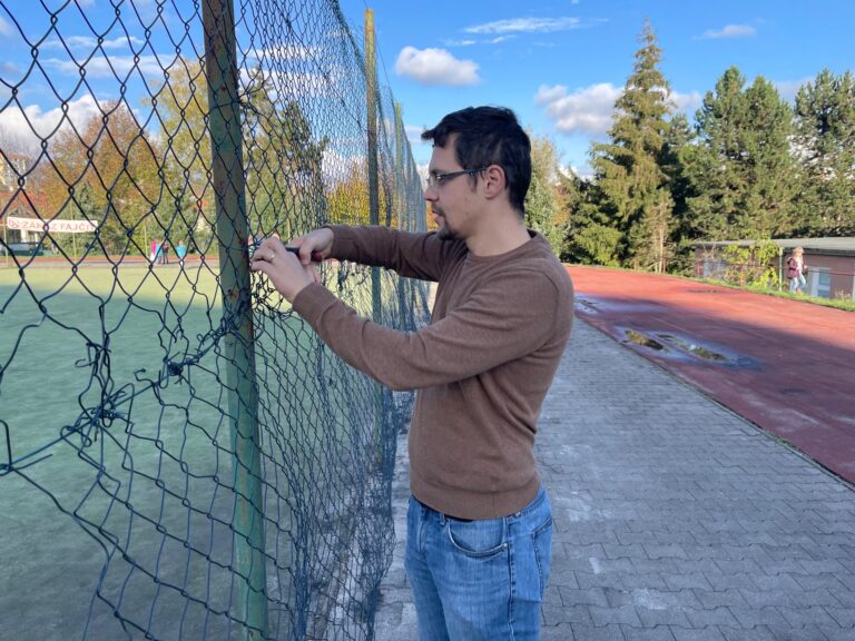 Spolu s firmou ZAaRES vymeníme plot na ihrisku - ZŠ Narnia, Banská Bystrica