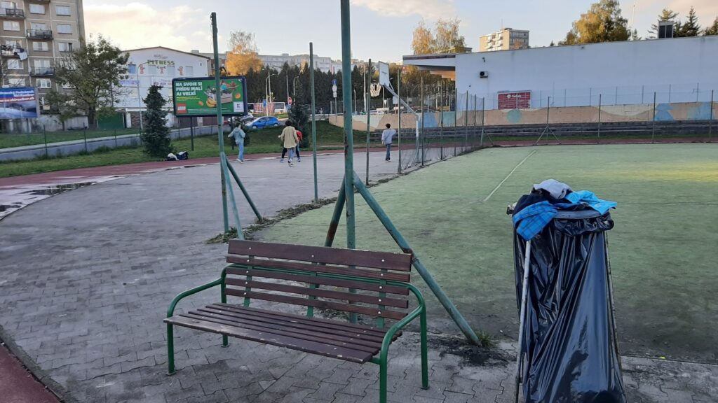 Spolu s firmou ZAaRES vymeníme plot na ihrisku - ZŠ Narnia, Banská Bystrica