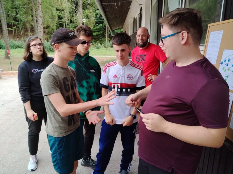 Deviataci uzavreli sériu teambuildingov