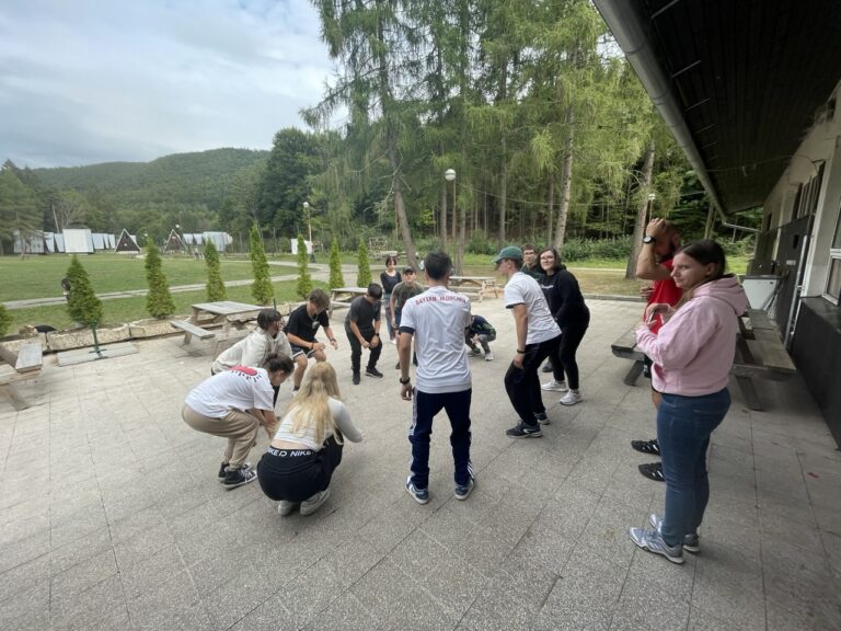 Deviataci uzavreli sériu teambuildingov