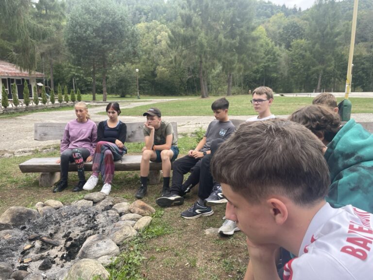 Deviataci uzavreli sériu teambuildingov