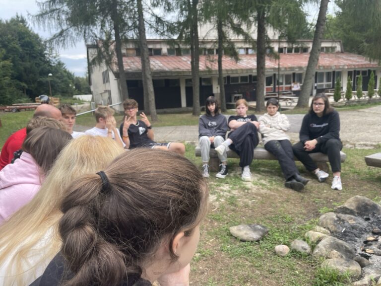 Deviataci uzavreli sériu teambuildingov
