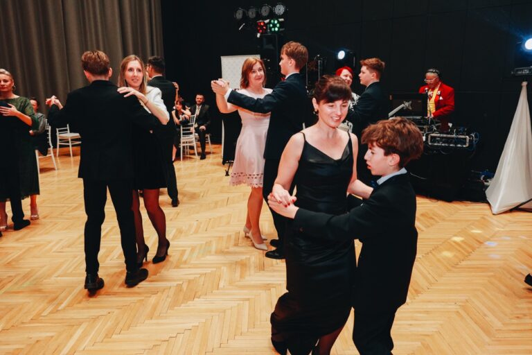 Ôsmaci urobili prvý krok do spoločenského života